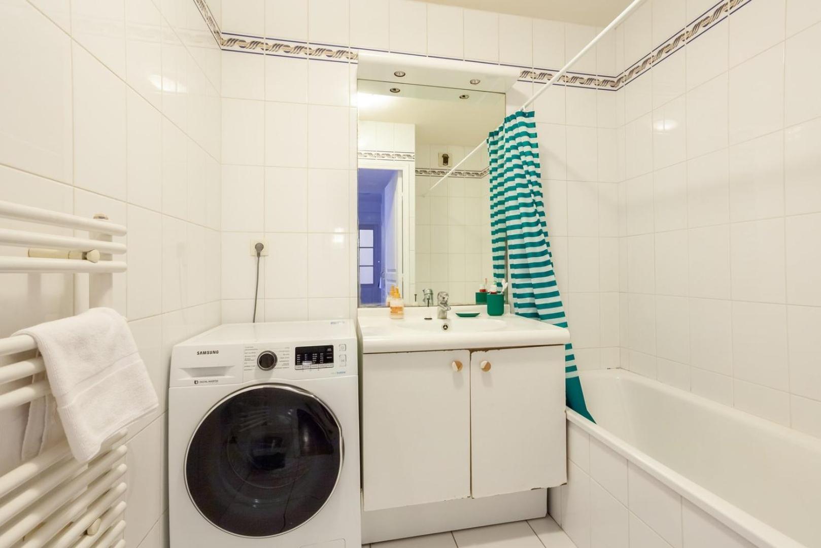Spacious 1Br | Near City Center & Baby-Friendly! Apartman Lyon Kültér fotó